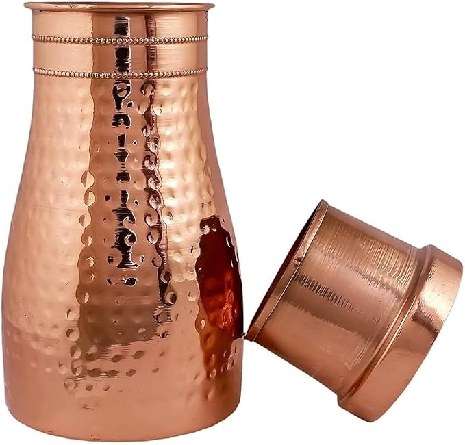 Designerska butelka na wodę z kubkiem i pokrywką, kuta powierzchnia, 950 ml, dzbanek, szklanka do sypialni, karafka na stolik nocny