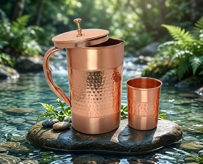 BRACOP® Karafka z czystej miedzi z jedną szklanką i pokrywką – ręcznie kuty dzbanek (styl ajurwedyjski); szczelne naczynie do serwowania wody i napojów - obrazek 6