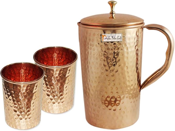 Prisha India Craft Najwyższej jakości dzbanek z czystej miedzi (młotkowany dzbanek 1650 ml) z dwoma szklanymi naczyniami do picia, zestaw dzbanka i szkła, zestaw kubków - prezent świąteczny